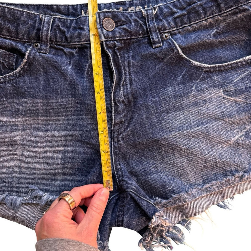 Volcom Y2K Denim Frayed Hem Shorts Size 28 Festival Distressed Denim Streetwear - Picture 8 of 12